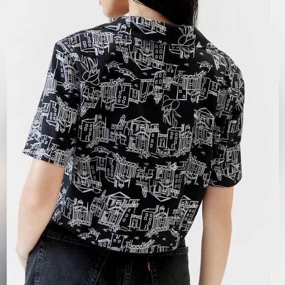 Urban Renewal   black white Novelty cityline  Print Camp resort  Shirt size xs - Picture 1 of 2